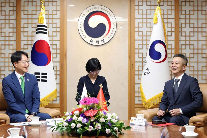 임광현 국세청장(왼쪽)이 지난 25일 서울에서 마이 쑤언 타잉 베트남 국세청장과 협력 강화 방안에 대해 논의하고 있다. 베트남 국세청 제공