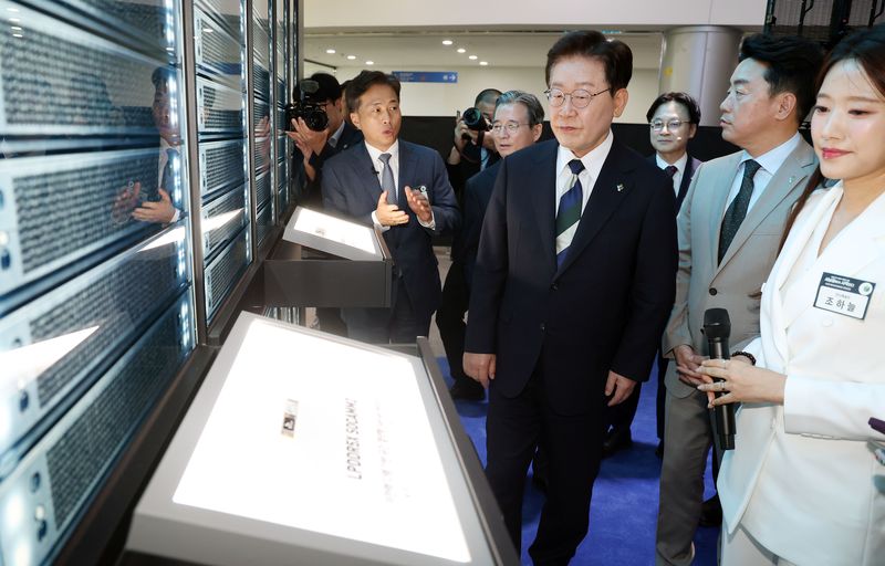 이재명 대통령이 30일 광주 김대중 컨벤션센터에서 열린 서남권 첨단산업 발전비전 국민보고회에서 SK하이닉스 AI반도체 전시물을 관람하고 있다. 청와대통신사진기자단