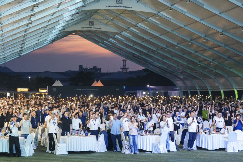 LIG 디펜스&에어로스페이스 임직원들이 지난 26일 구미하우스에서 '창립 50주년 기념행사'에 참석해 열띤 응원을 보내고 있다. LIG D&A 제공