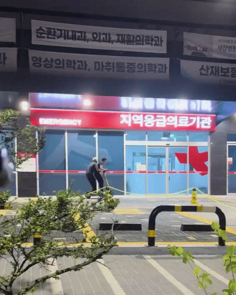 청소년으로 추정되는 남성이 거동이 불편한 노인을 전동 킥보드에 태워 응급실까지 태워다 주는 모습. /사진=온라인 커뮤니티