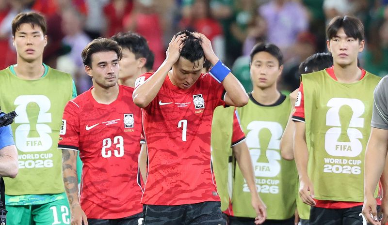 대한민국 축구국가대표팀 손흥민이 24일(현지시간) 멕시코 몬테레이 스타디움에서 열린 2026 북중미 월드컵 A조 조별리그 3차전 대한민국과 남아프리카 공화국의 경기에서 0-1로 패한 뒤 아쉬워 하고 있다.뉴스1