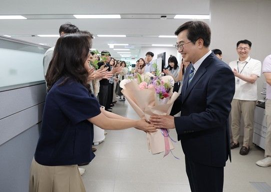 경기도청 직원들과 인사를 나누고 있는 김동연 지사. 경기도 제공