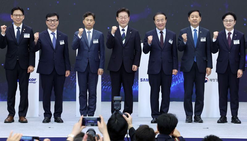 이재명 대통령이 30일 광주 김대중 컨벤션센터에서 열린 서남권 첨단산업 발전비전 국민보고회에서 서남권 첨단산업 육성을 위한 투자양해각서를 마친 참석자들과 기념촬영을 하고 있다. 왼쪽부터 배경훈 부총리 겸 과기정통부 장관, 이진안 앰코테크놀로지코리아 대표, 곽노정 SK하이닉스 대표, 이재명 대통령, 전영현 삼성전자 부회장, 구윤철 부총리 겸 재정경제부 장관, 김정관 산업통상부 장관. (청와대통신사진기자단) 2026.6.30 ⓒ 뉴스1 허경 기자