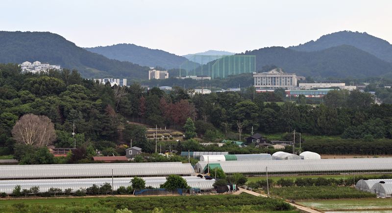 [광주=뉴시스] 이영주 기자 = 삼성전자와 SK하이닉스가 반도체 생산 공장(팹·Fab)을 전남광주특별시에 짓기로 한 29일 오후 호남권 반도체 생산 공장 후보지 중 하나로 거론되는 광주 서구 마륵동 부지가 보이고 있다. 2026.06.29. leeyj2578@newsis.com