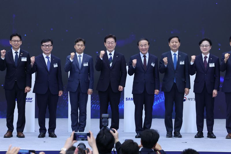 [광주=뉴시스] 조성봉 기자 = 이재명 대통령이 30일 광주 김대중 컨벤션센터에서 열린 서남권 첨단산업 발전비전 국민보고회에서 축사를 하고 있다. 2026.06.30. suncho21@newsis.com