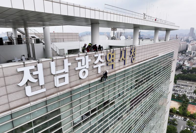 오늘부터 전남광주통합특별시전남광주통합특별시 출범을 하루 앞둔 30일 광주 서구 광주광역시청 외벽에서 작업자들이 전남광주통합특별시 간판을 설치하고 있다. 연합뉴스