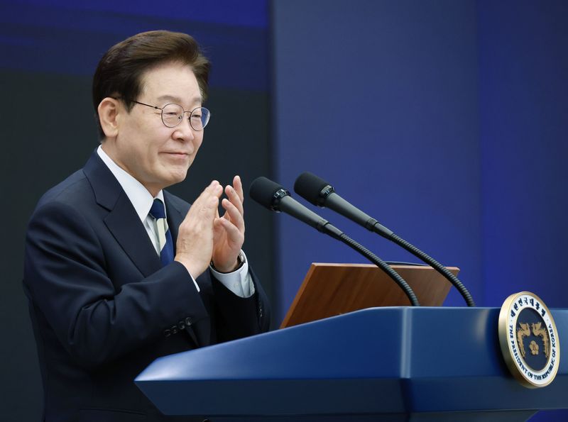 李대통령, 국민보고회 뒤 서남권 산단·해상풍력 항공시찰