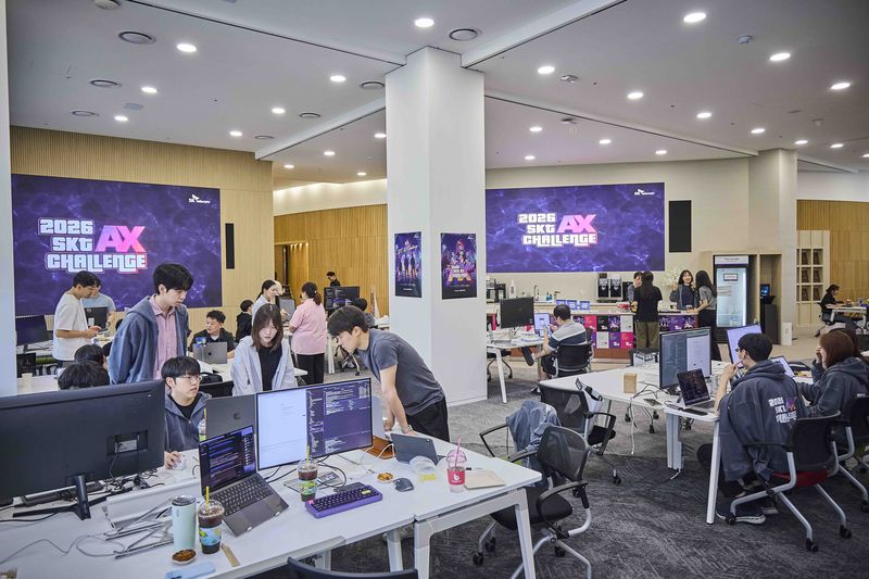 SKT 직원들이 AI 에이전트를 기획하고 개발하는 모습. 뉴스1