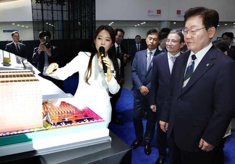 AI반도체 전시물 관람하는 李대통령 이재명 대통령이 30일 광주 김대중컨벤션센터에서 열린 서남권 첨단산업 발전비전 국민보고회에서 SK하이닉스 AI반도체 전시물을 관람하고 있다. 이 대통령은 이날 보고회에서 호남과 용인 반도체 클러스터 동시 조성을 약속했다. 청와대통신사진기자단