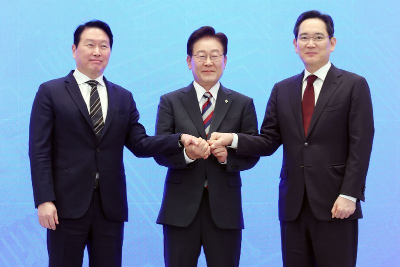 이재명 대통령과 이재용 삼성전자 회장, 최태원 SK그룹 회장이 지난 6월 29일 청와대 영빈관에서 열린 대한민국 대도약 3대 메가프로젝트 국민보고회에서 손을 맞잡고 있다. 뉴스1