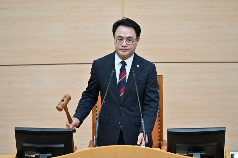 [무안=뉴시스] 이영주 기자 = 송형곤 전남광주통합특별시의회 의장이 1일 전남 무안군 전남광주통합특별시의회 본회의장에서 의사봉을 두드리고 있다. 2026.07.01. leeyj2578@newsis.com