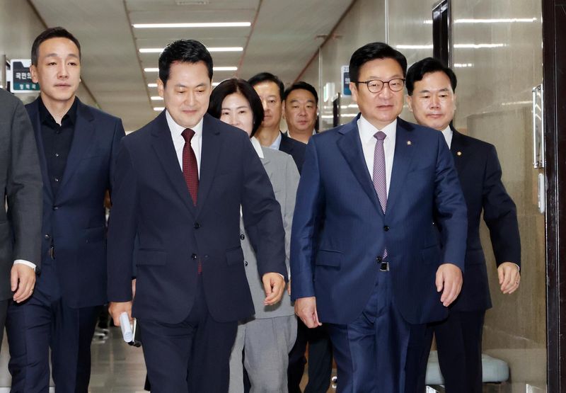 장동혁 국민의힘 대표와 정점식 원내대표가 29일 서울 여의도 국회에서 열린 최고위원회의에 참석하고 있다. 사진=박범준 기자