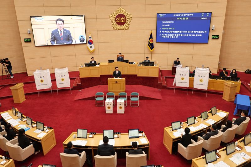 송형곤 전남광주통합특별시의회 초대 의장이 1일 0시 전남도의회 본회의장에서 열린 제1회 임시회 제1차 본회의에서 의사일정을 진행하고 있다. 2026.7.1 ⓒ 뉴스1 박지현 기자