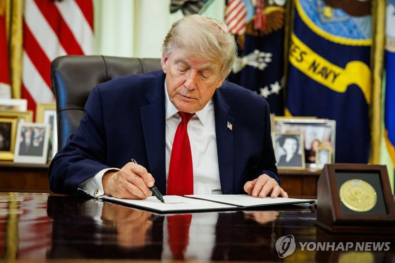 행정명령 서명하는 트럼프 대통령 (출처=연합뉴스)