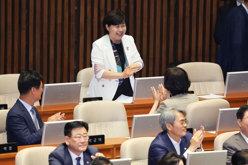 서영교 신임 법제사법위원장이 30일 서울 여의도 국회에서 열린 제436회 국회(임시회) 제4차 본회의에서 동료 의원들의 축하를 받고 있다. 2026.6.30 ⓒ 뉴스1 신웅수 기자