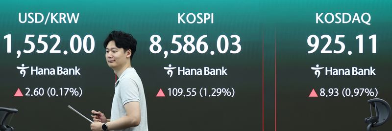 코스피가 115.02p(1.36%) 오른 8591.5에 출발한 1일 오전 서울 중구 하나은행 본점 딜링룸 전광판에 개장 시황이 나오고 있다. 2026.7.1 ⓒ 뉴스1 김민지 기자