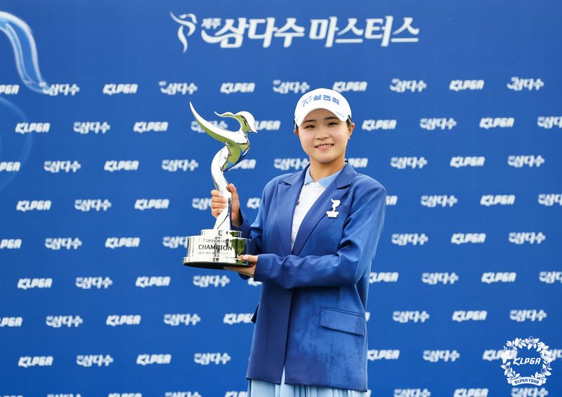 고지원이 지난해 서귀포시 안덕면 테디밸리 골프앤리조트에서 열린 제주삼다수 마스터스에서 우승한 뒤 트로피를 들어 보이고 있다. 지난해 이 대회에서 KLPGA 투어 첫 우승을 거둔 고지원은 올해 디펜딩 챔피언으로 출전해 2연패에 도전한다. /사진=KLPGA 제공