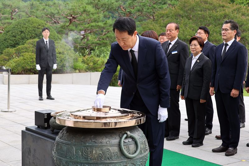 민선 9기 지방정부가 공식 출범을 시작한 1일 오세훈 서울시장을 비롯한 구청장 당선인들이 서울 동작구 국립서울현충원을 방문해 현충탑에 분향하고 있다. 사진=서동일 기자