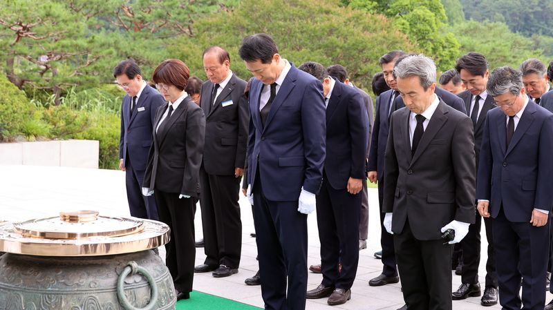 민선 9기 지방정부가 공식 출범을 시작한 1일 오세훈 서울시장을 비롯한 구청장 당선인들이 서울 동작구 국립서울현충원을 방문해 현충탑에 분향한 뒤 묵념하고 있다. 사진=서동일 기자