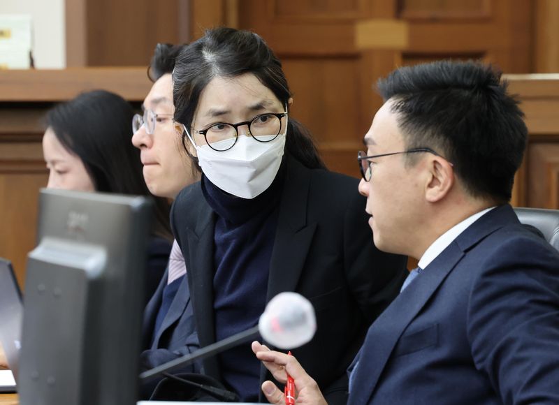 [서울=뉴시스] 사진공동취재단 = 공직·이권 청탁 대가로 각종 금품을 수수했다는 이른바 '매관매직' 혐의로 1심에서 징역 7년을 선고받은 김건희 여사가 판결에 불복해 항소했다. 사진은 김 여사의 모습. 2026.07.01. photo@newsis.com