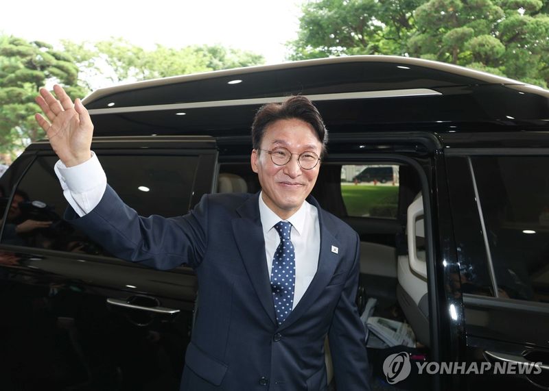 정부서울청사 떠나는 김민석 국무총리 (출처=연합뉴스)