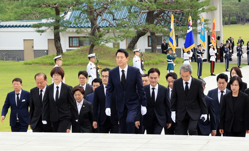 오세훈 서울시장과 국민의힘 서울시 구청장 당선자들이 1일 서울 동작구 국립서울현충원을 방문하고 있다. 6·3 전국동시지방선거를 통해 유권자의 선택을 받은 전국 단체장들은 이날부터 4년간의 공식업무에 들어간다. 2026.7.1 ⓒ 뉴스1 이호윤 기자