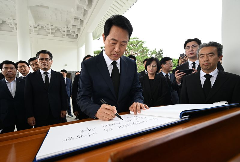 민선 9기 지방정부가 공식 출범을 시작한 1일 오세훈 서울시장을 비롯한 구청장 당선인들이 서울 동작구 국립서울현충원을 방문해 참배한 뒤 방명록을 작성하고 있다. 사진=서동일 기자