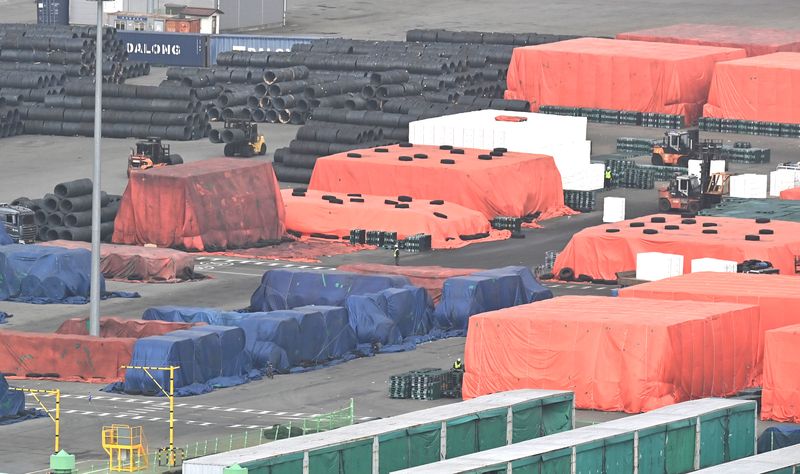 [평택=뉴시스] 김종택 기자 = 경기 평택시 포승읍 평택항 야적장에 철강제품이 쌓여있는 모습. 2026.02.22. jtk@newsis.com