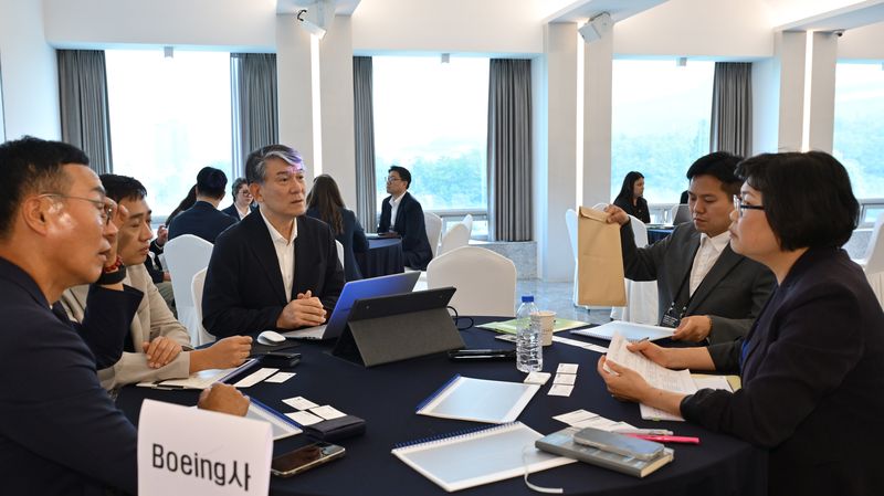 1일부터 2일까지 서울 용산 전쟁기념관에서 개최된 2026 절충교역 산업협력 행사에서 글로벌 방산기업과 국내 중소기업이 산업협력 및 공급망 연계 방안을 논의하고 있다. 방사청 제공