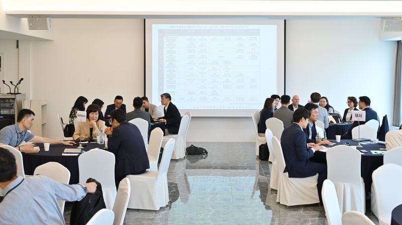1일부터 2일까지 서울 용산 전쟁기념관에서 개최된 2026 절충교역 산업협력 행사에서 글로벌 방산기업과 국내 중소기업이 산업협력 및 공급망 연계 방안을 논의하고 있다. 방사청 제공