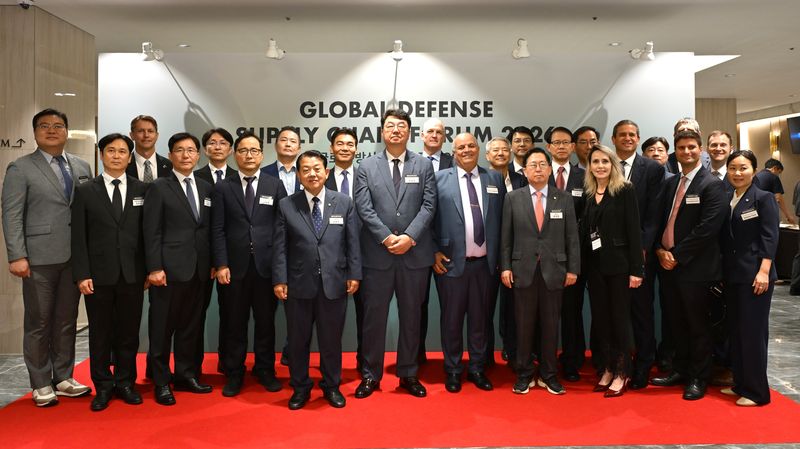 2026 절충교역 산업협력 행사와 연계하여 7월 1일 개최된 방산글로벌 공급망 포럼에서 주요 참석자들이 기념촬영을 하고 있다. (앞줄 왼쪽 4번째 김일동 방위사업청 차장, 앞줄 왼쪽 5번째 김병주 국회의원, 앞줄 왼쪽 6번째 조일훈 한국경제신문 대표이사 사장, 앞줄 왼쪽 8번째 유용원 국회의원) 방사청 제공