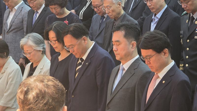 취임식에서 묵념하는 조상호 세종시장. (왼쪽 앞에서 세번째) / 뉴스1