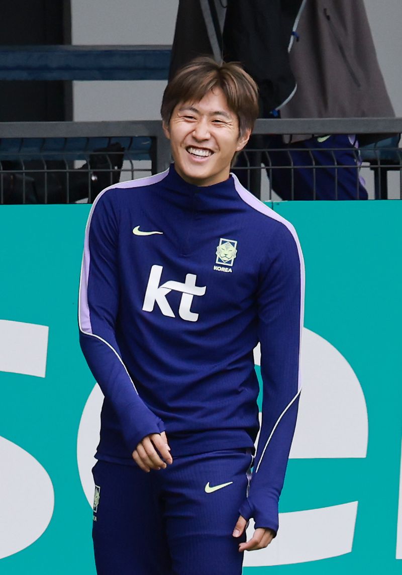 환하게 웃고 있는 이강인. 뉴스1