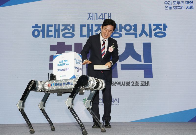 허태정 대전시장이 1일 시청에서 열린 제14대 대전시장 취임식에서 라이온로보틱스 사족보행로봇으로부터 취임 선서문을 전달받고 있다. 2026.7.1 ⓒ 뉴스1 김기태 기자