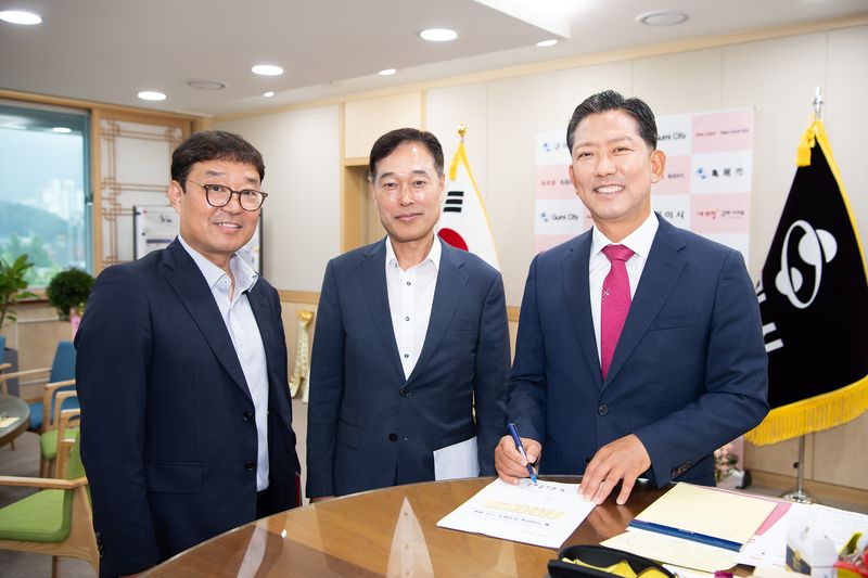 김장호 구미시장이 1일 구미시청에서 반도체 소재 외 4개사에서 9000억원을 투자해 인력 600여명을 신규 고용하는 내용을 담은 민선 9기 1호 결재를 하고 있다. 뉴스1