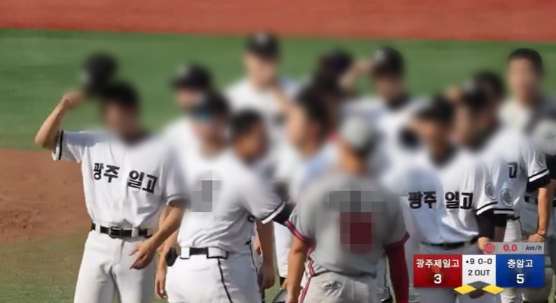 지난 5월 14일 서울 목동야구장에서 열린 제80회 황금사자기 전국고교야구대회 준결승전에서 경기 후 양팀 선수들이 인사를 나누는 과정에서 충암고 학생이 광주일고 학생을 도발하자 이에 강력히 항의하는 모습이 영상에 찍힌 뒤 SNS를 통해 확산됐다. /사진=X 캡처