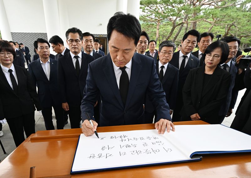 오세훈 서울시장이 1일 서울 동작구 국립서울현충원을 방문해 참배를 마친 뒤 방명록을 남기고 있다. 6·3 전국동시지방선거를 통해 유권자의 선택을 받은 전국 단체장들은 이날부터 4년간의 공식업무에 들어간다. (공동취재) 2026.7.1 ⓒ 뉴스1 이호윤 기자