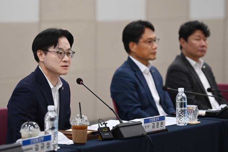 [서울=뉴시스] 김정관 산업통상부 장관이 30일 광주 서구 김대중컨벤션센터에서 열린 '광주 미래 모빌리티 MINI 얼라이언스 간담회'에서 발언하고 있다. (사진=산업통상부 제공) 2026.06.30. photo@newsis.com *재판매 및 DB 금지