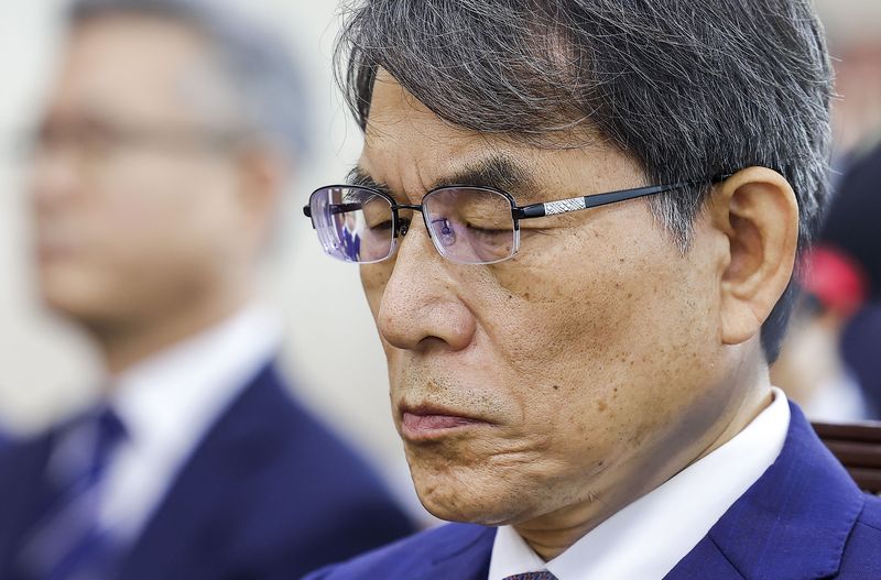 노태악 전 중앙선관위원장이 1일 서울 여의도 국회에서 열린 제9회 전국동시지방선거 투표용지 부족사태 등 국민 참정권 침해 진상규명 및 선거관리 개혁을 위한 국정조사특별위원회 제3차 전체회의에서 눈을 감고 있다. /사진=뉴시스
