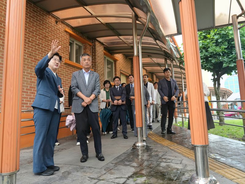 고의숙 제주특별자치도교육감이 1일 제주영지학교를 방문해 특수교육 현안을 듣고 학교 시설을 둘러보고 있다. 고 교육감은 이날 제주북초, 제주영지학교, 신성여자중학교를 방문한 데 이어 오후에는 한림항공우주고등학교를 찾아 현안을 청취한다. /사진=제주도교육청 제공