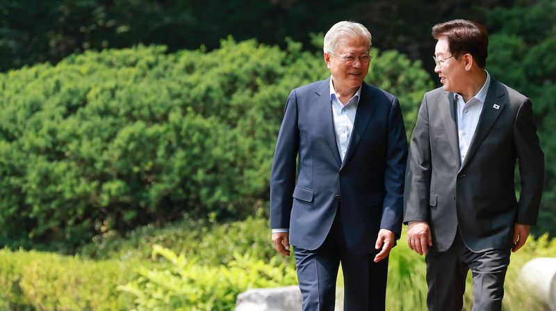 이재명 대통령과 문재인 전 대통령이 1일 청와대에서 대화하며 오찬장인 상춘재로 이동하고 있다. 연합뉴스