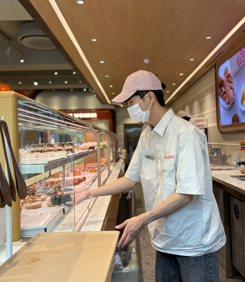 서울 강남구 던킨 원더스 청담점에서 일일 직업체험에 나선 박경호 기자가 도넛을 진열하고 있다. 사진=박경호 기자