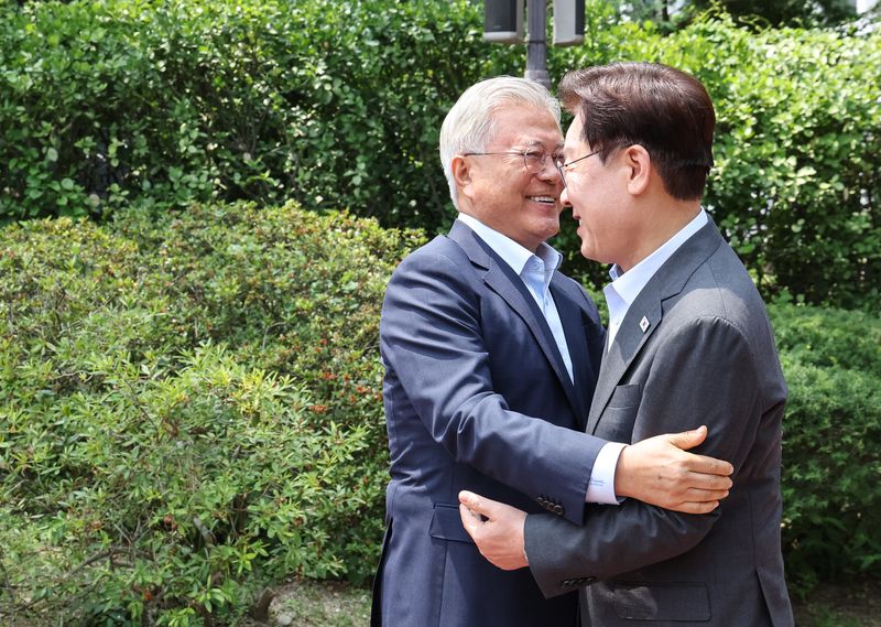 이재명 대통령과 문재인 전 대통령이 1일 청와대 상춘재에서 열린 오찬 회동에 앞서 인사를 나누고 있다. 뉴스1