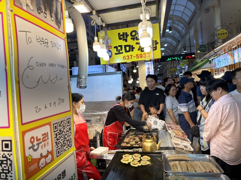 속초중앙시장 내 한 점포에 온누리상품권 가맹점이라는 표시가 붙어있다. 사진=정원일 기자