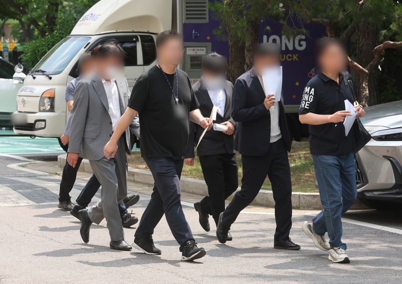 1000억원이 넘는 대규모 자금을 조달해 주가조작을 한 혐의를 받는 피의자들이 1일 서울남부지법에서 열린 구속 전 피의자 심문(영장실질심사)에 출석하고 있다. 연합뉴스