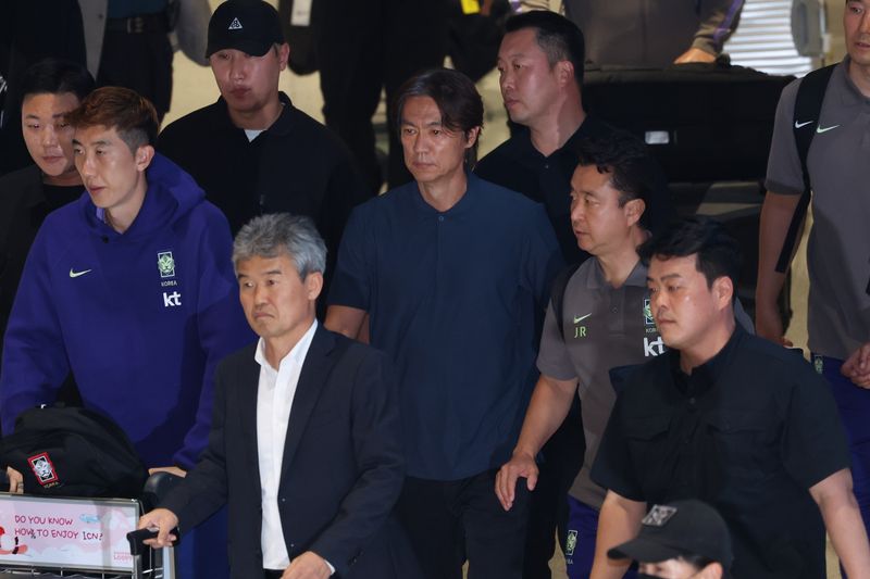 2026 북중미 월드컵 32강 진출 실패의 책임을 지고 사퇴 의사를 밝힌 홍명보 축구대표팀 감독이 30일 새벽 인천국제공항 2터미널에 도착해 이동하고 있다. (공동취재)2026.6.30 ⓒ 뉴스1 안은나 기자