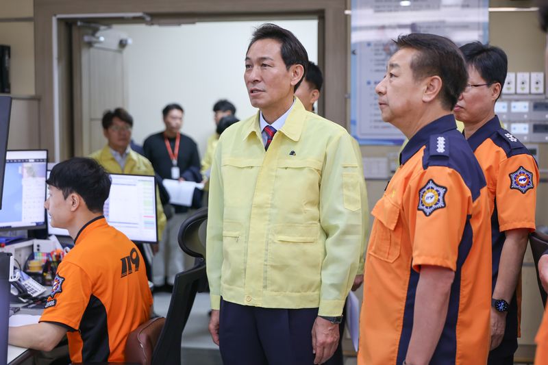 우상호 강원도지사가 1일 도청 119종합상황실을 방문, 근무자들을 격려하고 있다. 강원자치도 제공