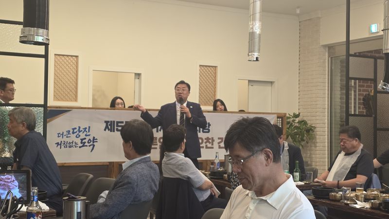 취임식 이후 시내 식당에서 열린 언론인 오찬 간담회에서 취임 1호결재와 2호 결재 등 시정 운영 방향을 설명하고 있다.ⓒ 뉴스1 김태완 기자