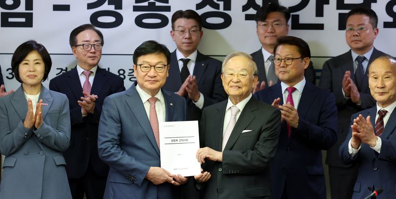 손경식 한국경영자총협회 회장이 1일 오후 서울 마포구 경총회관에서 열린 국민의힘-경총 정책간담회에서 정점식 국민의힘 원내대표에게 경영계 건의사항을 전달하고 있다. 뉴시스