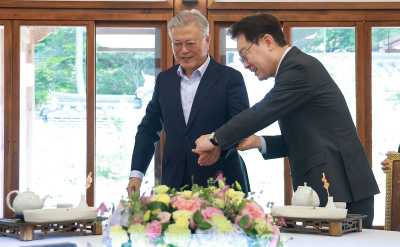 이재명 대통령이 1일 청와대 상춘재에서 문재인 전 대통령과 오찬 회동을 하고 있다. 2026.7.1 ⓒ 뉴스1 허경 기자